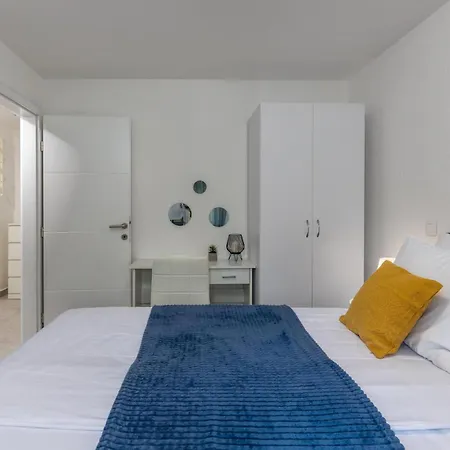 Apartman Cozy Apartment In Crikvenica With Wifi *