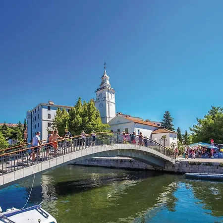 3 Bedroom Beautiful In Appartamento Crikvenica