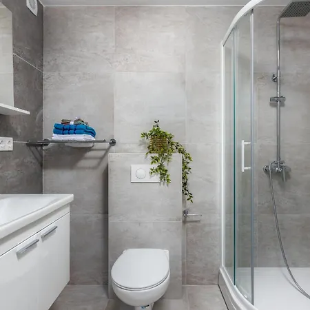 Apartman Cozy Apartment In Crikvenica With Wifi *